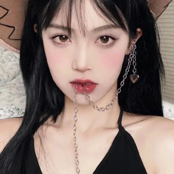穿黑衣的女孩